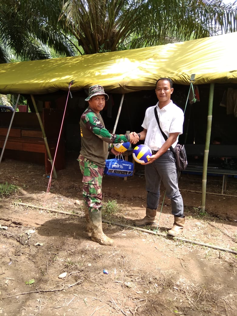 Satgas TMMD KODIM 0425/Seluma Memberikan Bantuan Alat Olah Raga Kepada Kepala Desa Talang Alai