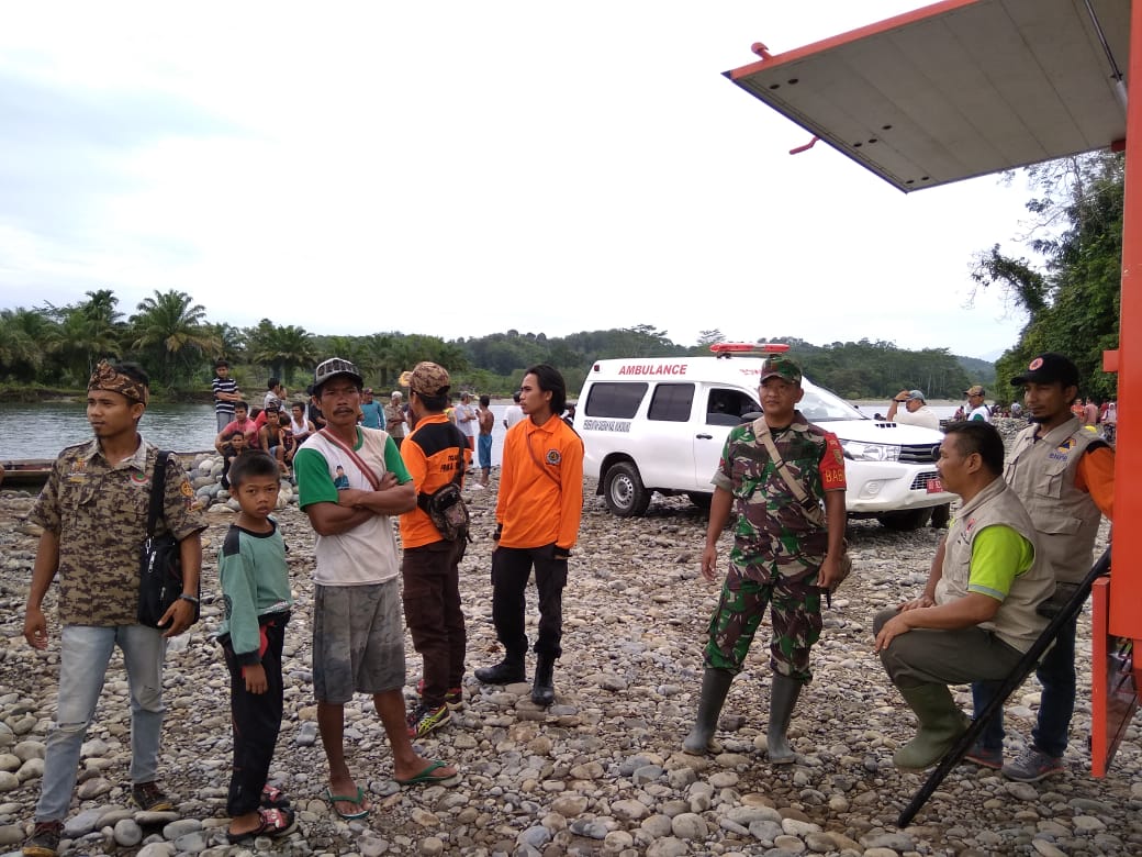 Anggota Koramil 02-Ipuh Kodim 0428/MM Ikut Pencarian Orang Hanyut di Sungai Batang Muar.