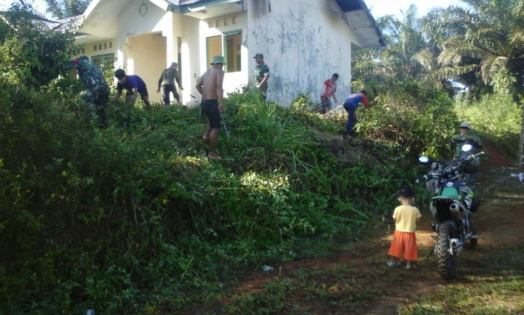 Anggota KORAMIL 01-MUKOMUKO Bersama Masyarakat Gotong Royong Di Desa Sukapindah Kecamatan Lubuk Pinang
