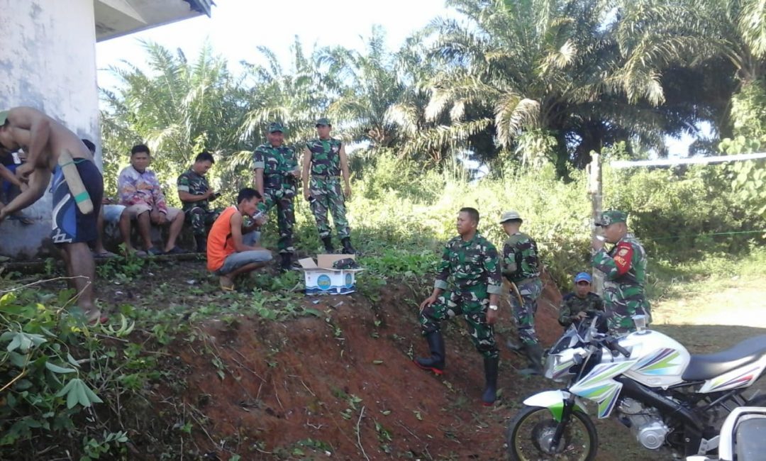 Satgas TMMD dan Warga Gotong Royong Bersihkan Lingkungan