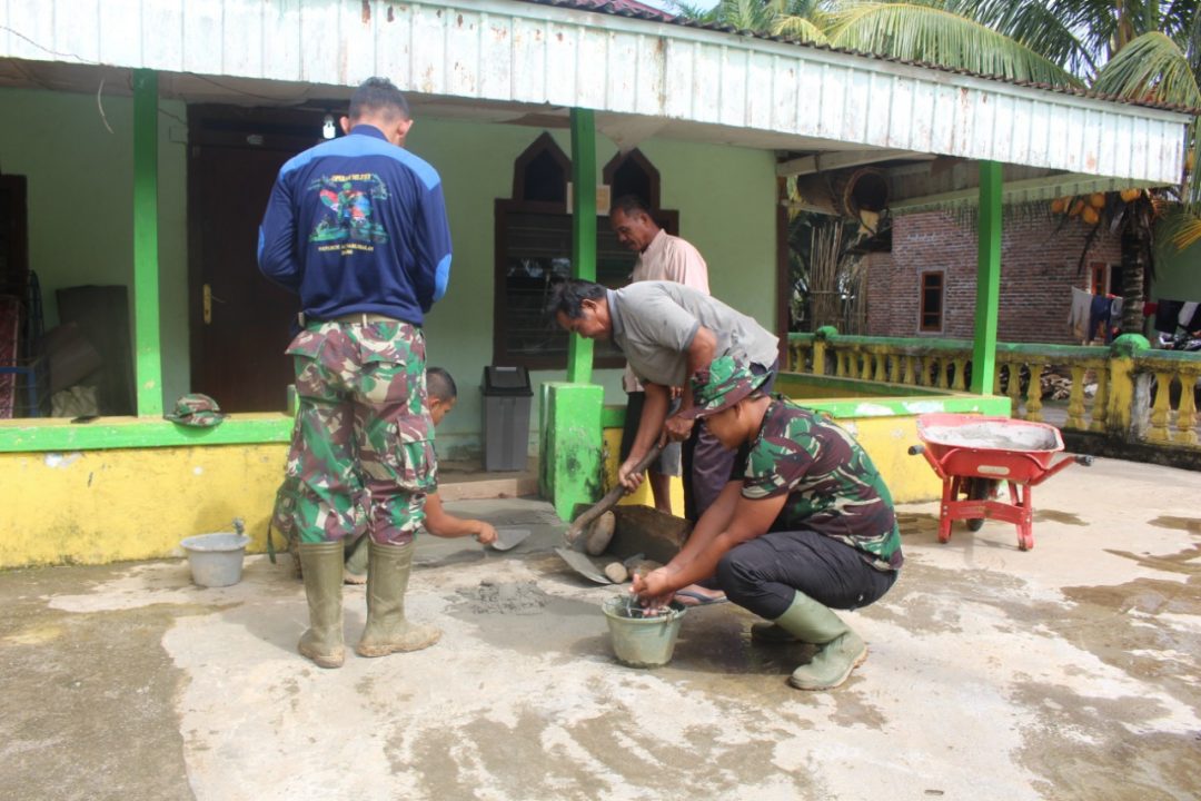 Anggota Satgas TMMD KODIM 0425/Seluma Bersama Masyarakat Bantu Renovasi Masjid