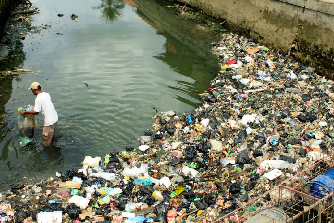 Masih Buang Sampah ke Sungai