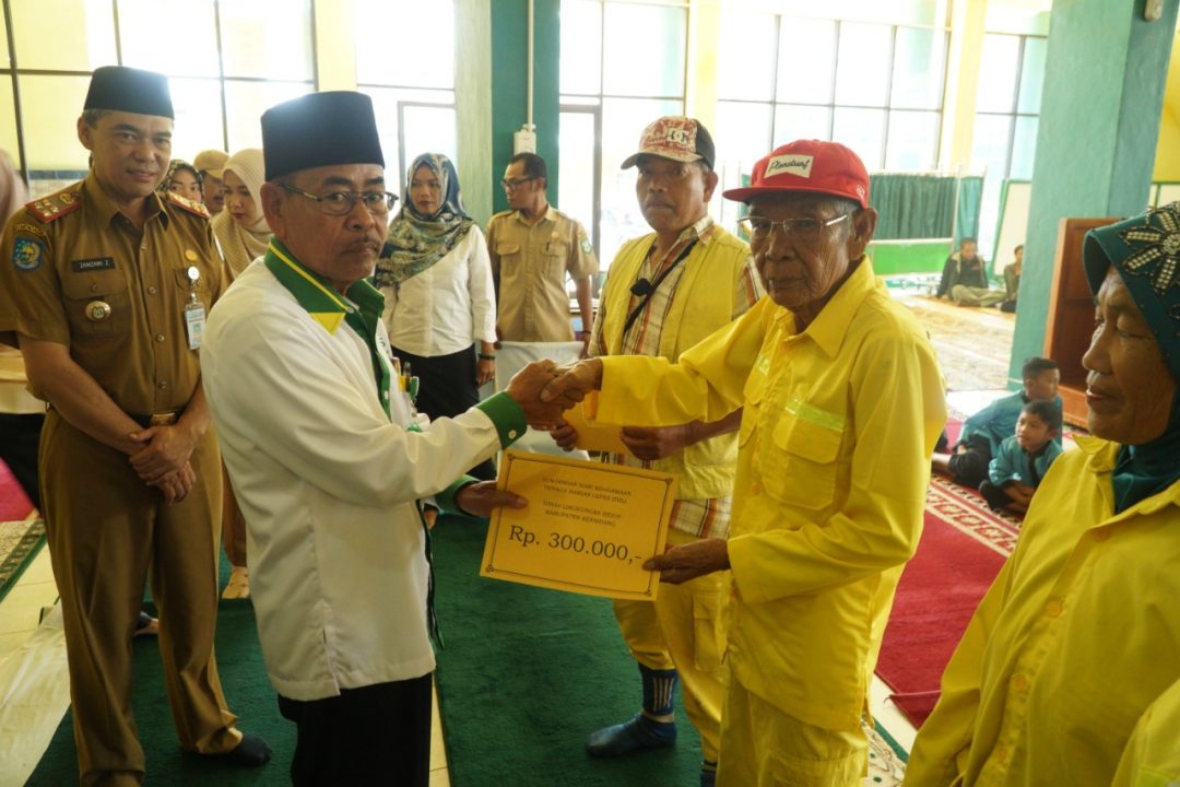 Baznas Salurkan Bantuan Dana Zakat