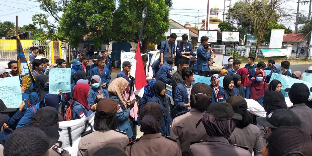 Mahasiswa Gelar Aksi, Anggota Dewan Kosong