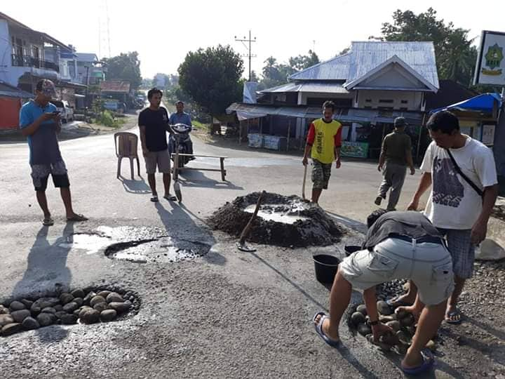 Warga MS Goro Perbaiki Jalan Provinsi