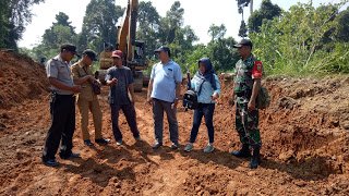 Sertu Hengki Babinsa Koramil 408-03/KT Meninjau Pembangunan Desa Sumber Makmur