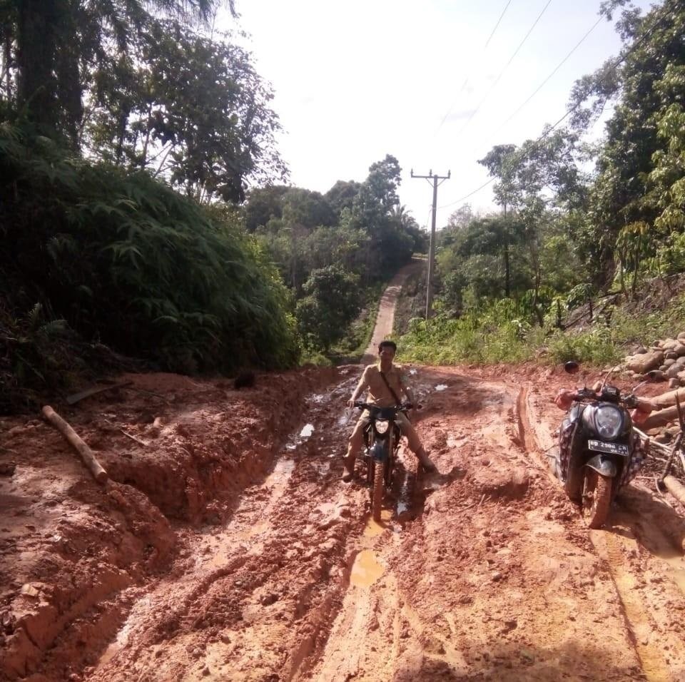 Melumpur, Jalan Tanjung Muara Butuh Perhatian