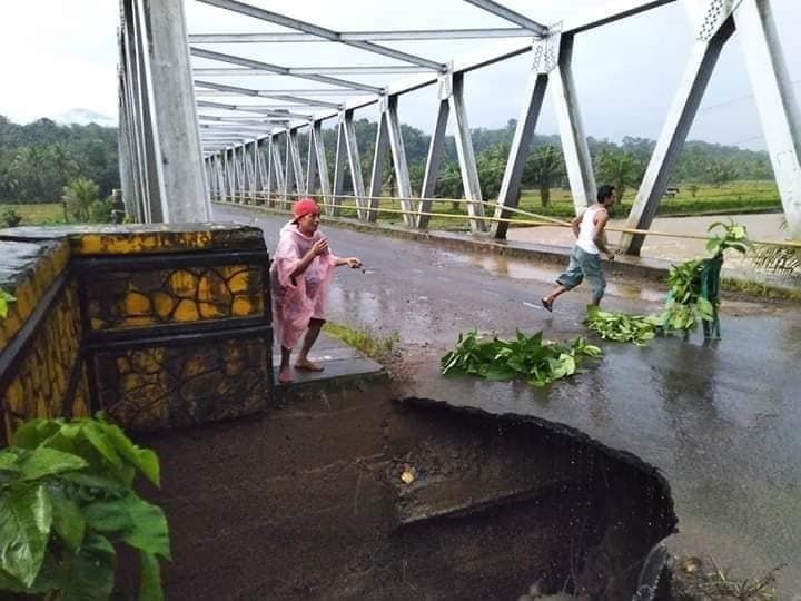 Diguyur Hujan, Jembatan Taba Tembilang Nyaris “Terjun”