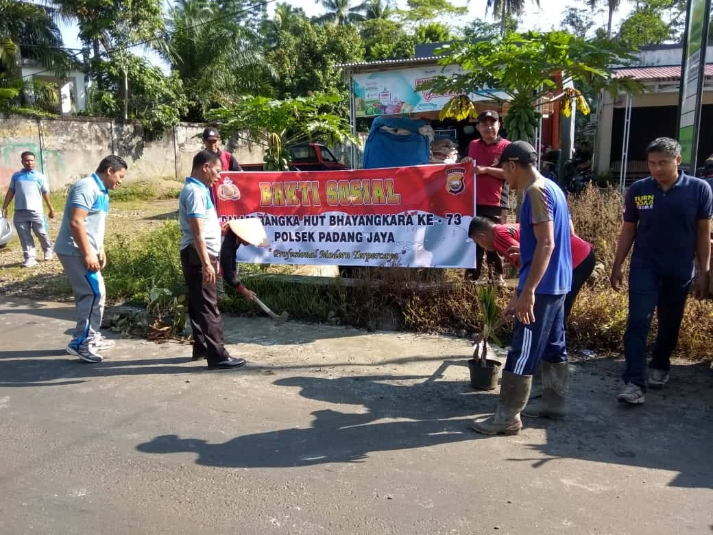 Bakti Sosial, Polisi Tambal Jalan