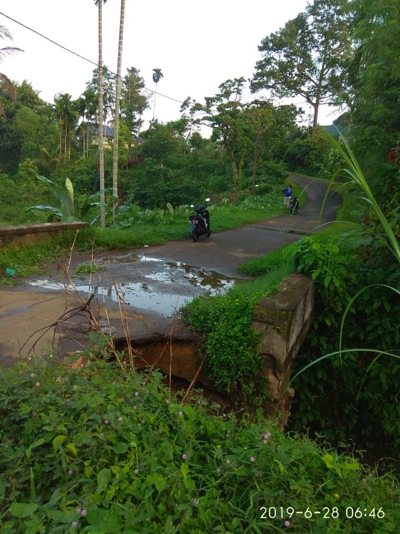 Awas, Jalan ke Tamah Kota Mau Amblas