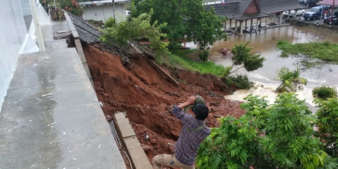 Pelapis Tebing Ambruk, Ruang Pimpinan DPRD Terancam Amblas