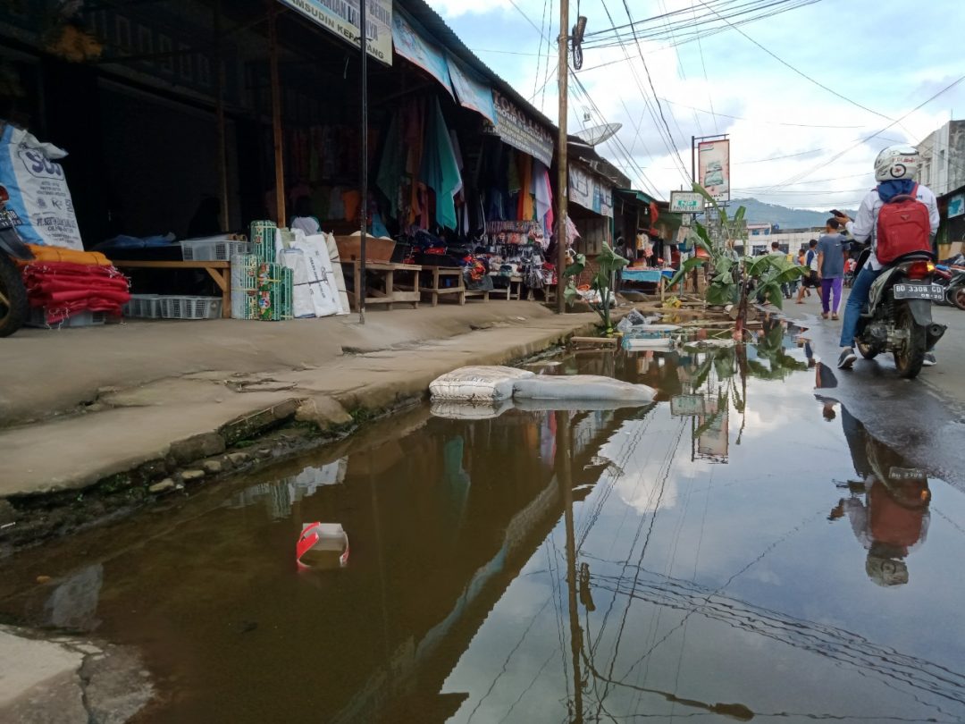 Kesal Drainase Mampet, Pedagang Tanam Pisang