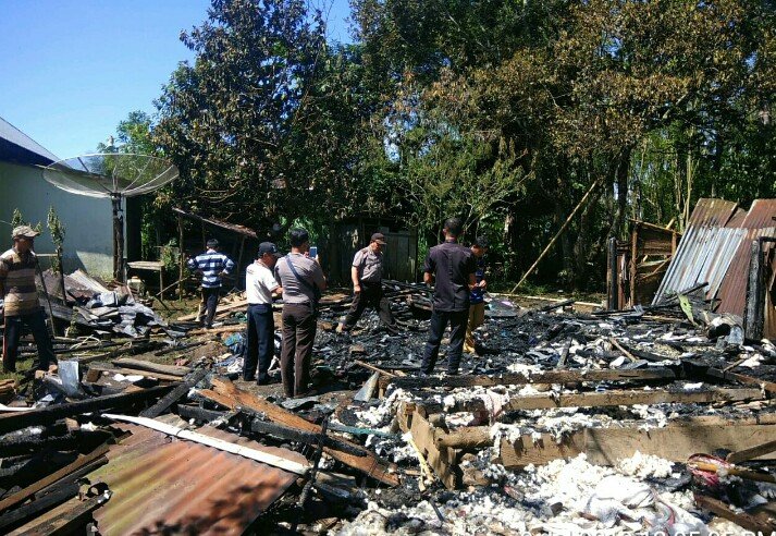 Ditinggal Hajatan, Rumah Ludes Terbakar