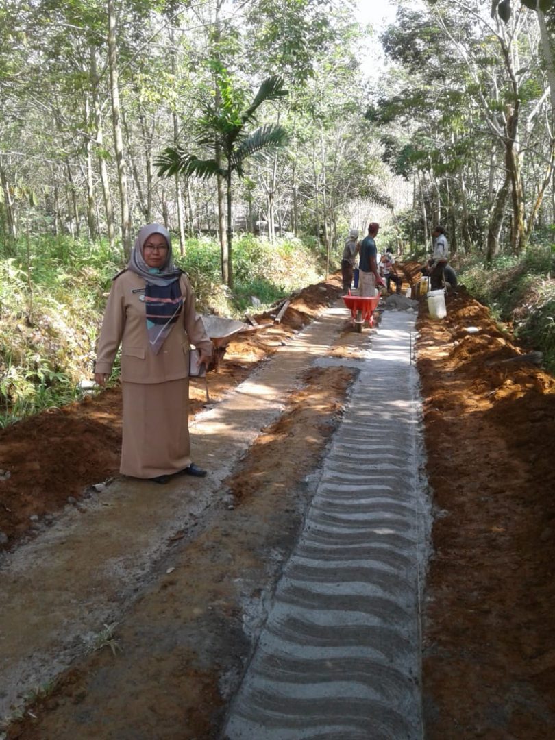 Kerja Nyata, Susmo Perbaiki Jalan Berlumpur