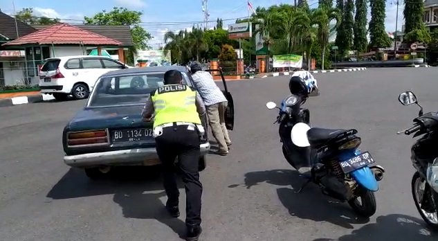 Hindari Laka, Polantas Dorong Mobil Mogok