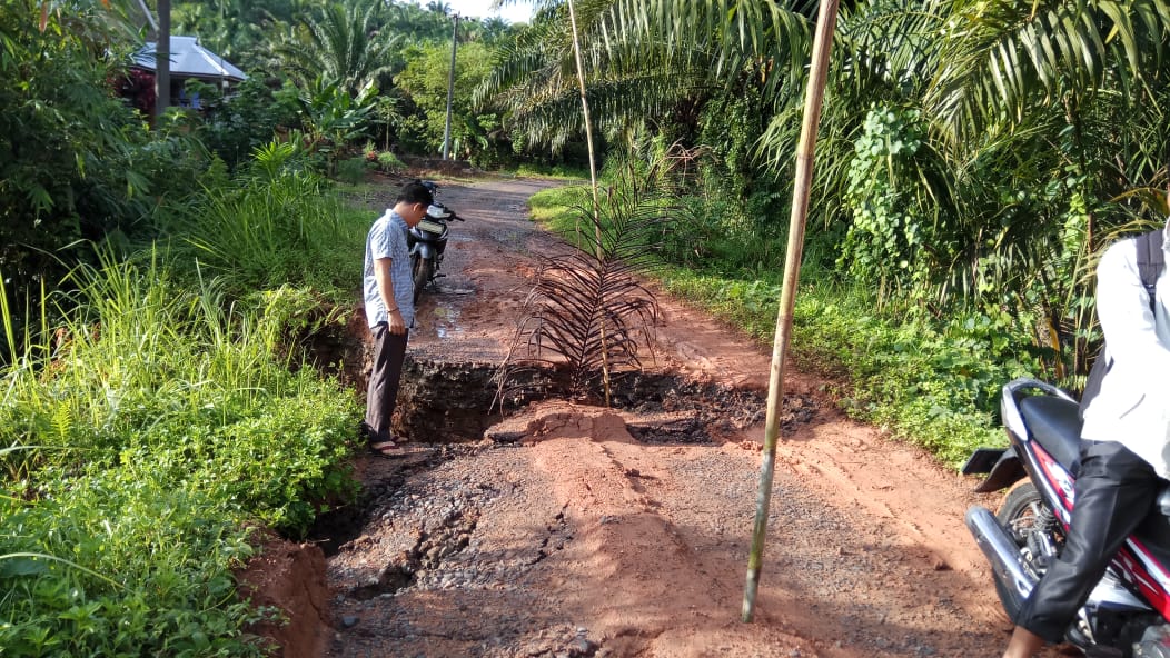 Jalan Sekiau Ditutupi Longsor