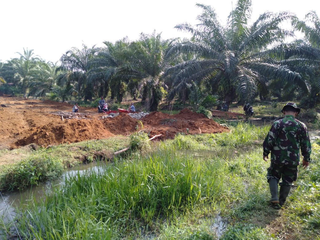 Lewati Rawa, TNI dan Warga Buat Jembatan di Jalan TMMD