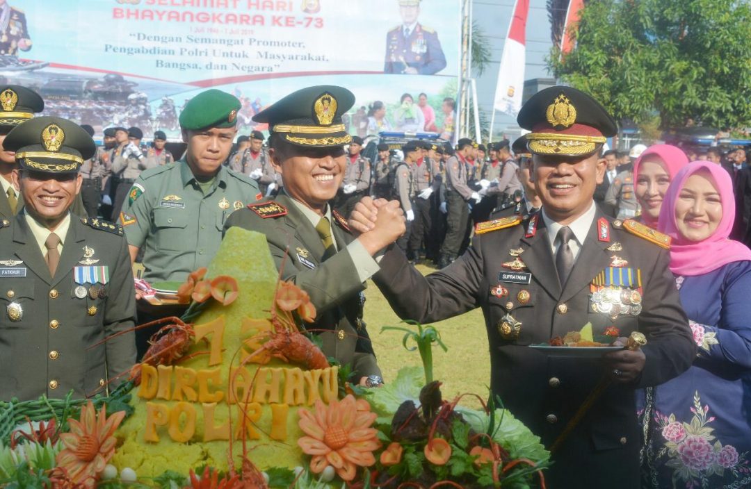 HUT Bhayangkara, Danrem Berikan Tumpeng ke Kapolda