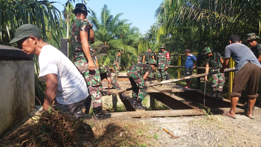 TMMD Wujudkan Jembatan Teluk Keramat Kembali Bisa Dilalui