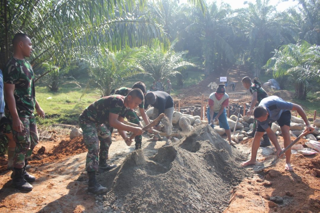 Pasiter Kodim 0407 / Bengkulu Awasi Rehab Mesjid dan Jembatan