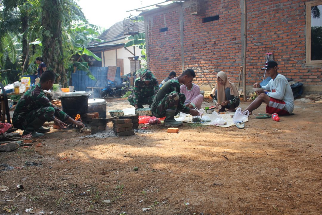 Satgas TMMD Diajari Warga Memasak