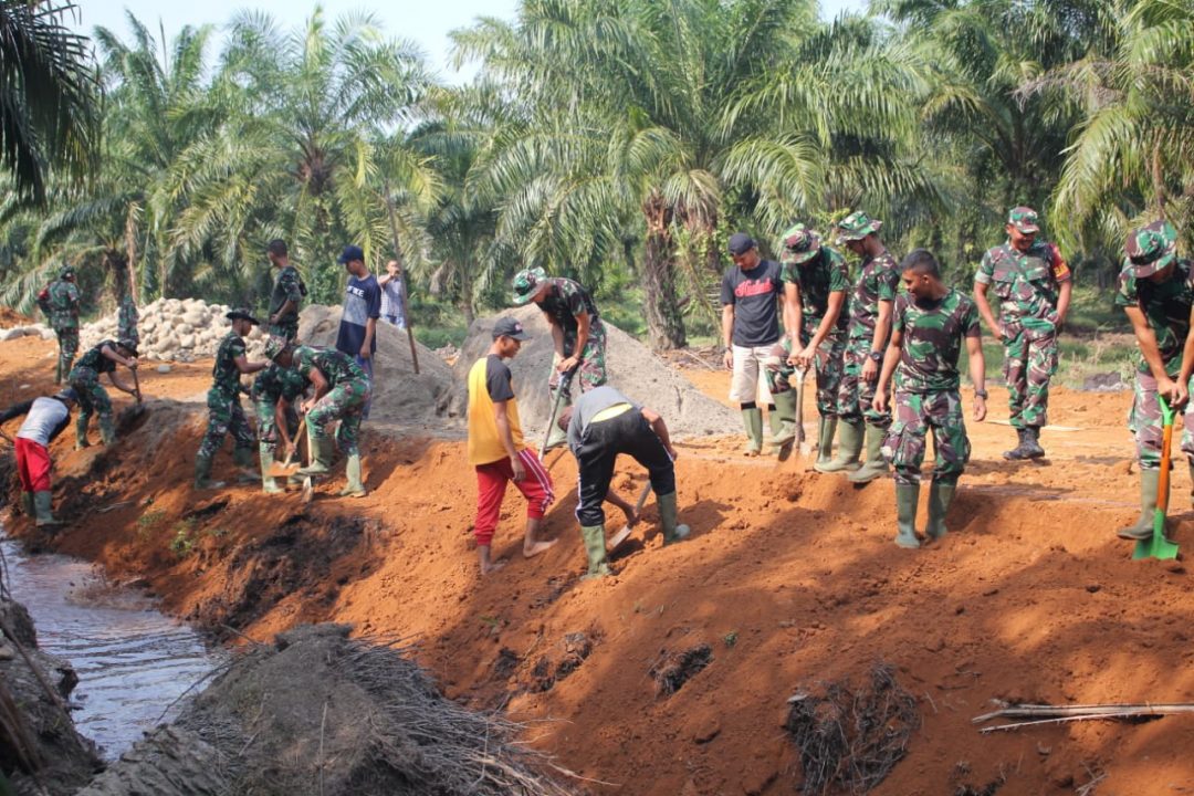 Cegah Longsor dan Banjir, Jalan TMMD Dibuatkan Drainase