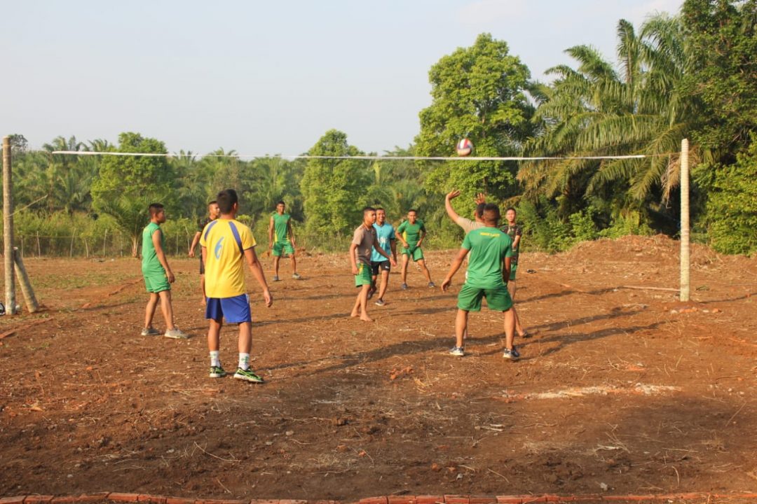 Jaga Kondisi Fisik, Satgas TMMD dan Warga Rutin Olahraga