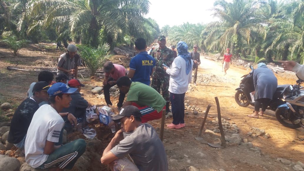 Wujud Terima Kasih, Warga Berikan Makanan Pada Satgas TMMD