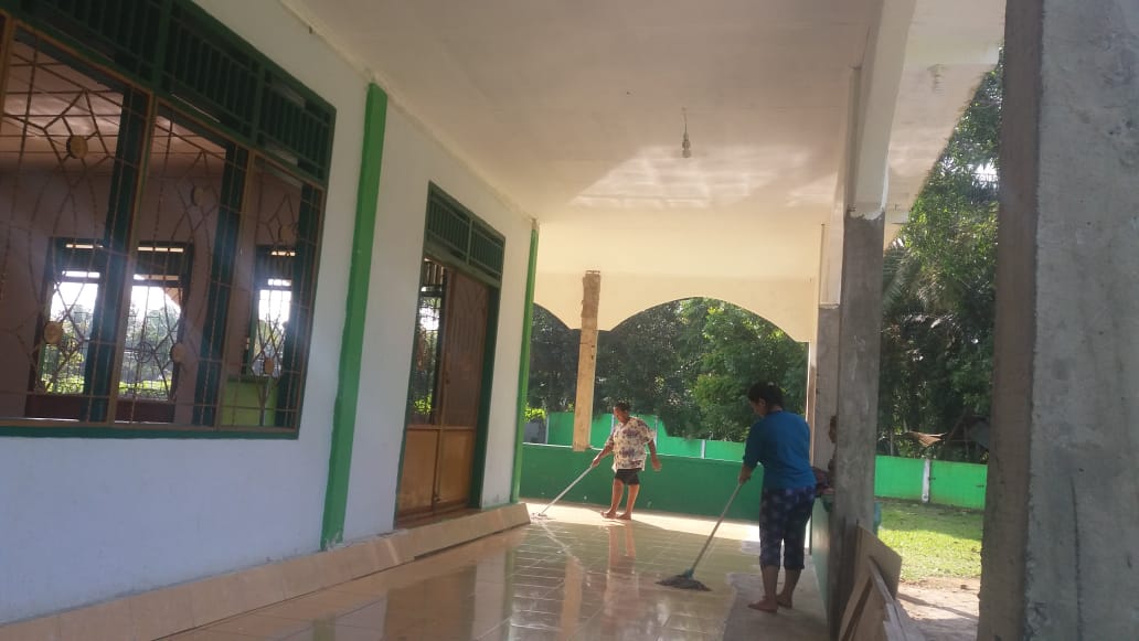 Usai Direhab, Warga Gotong Royong Bersihkan Masjid