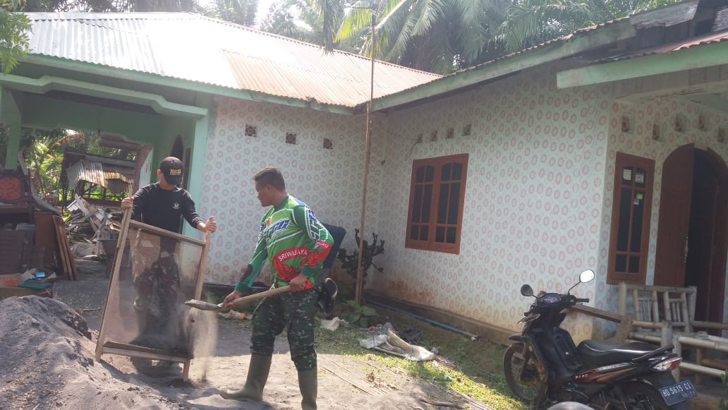 Satgas TMMD Ikut Bantu Renovasi Rumah Warga