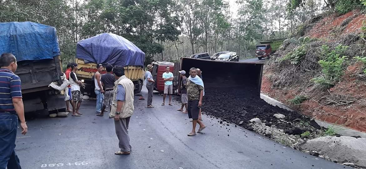 Angkutan BB Terguling di Jalinbar