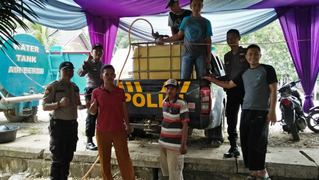 Mapolsek Ipuh Suplai Air Bersih Untuk Warga