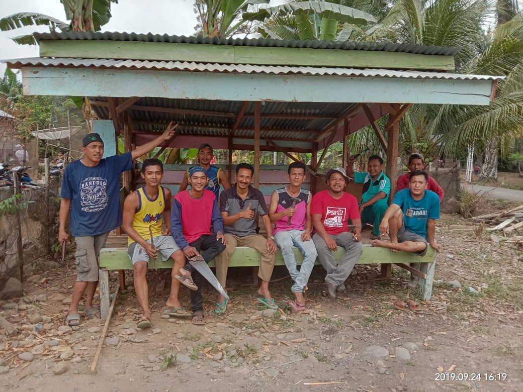 Kades dan BPD Gotong-Royong Bangun Pos Kamling