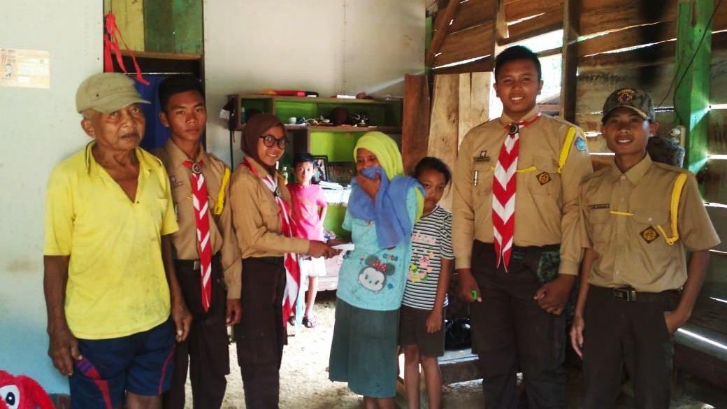 Pelajar SMKN 10 BU Bantu Pengobatan Sugianti