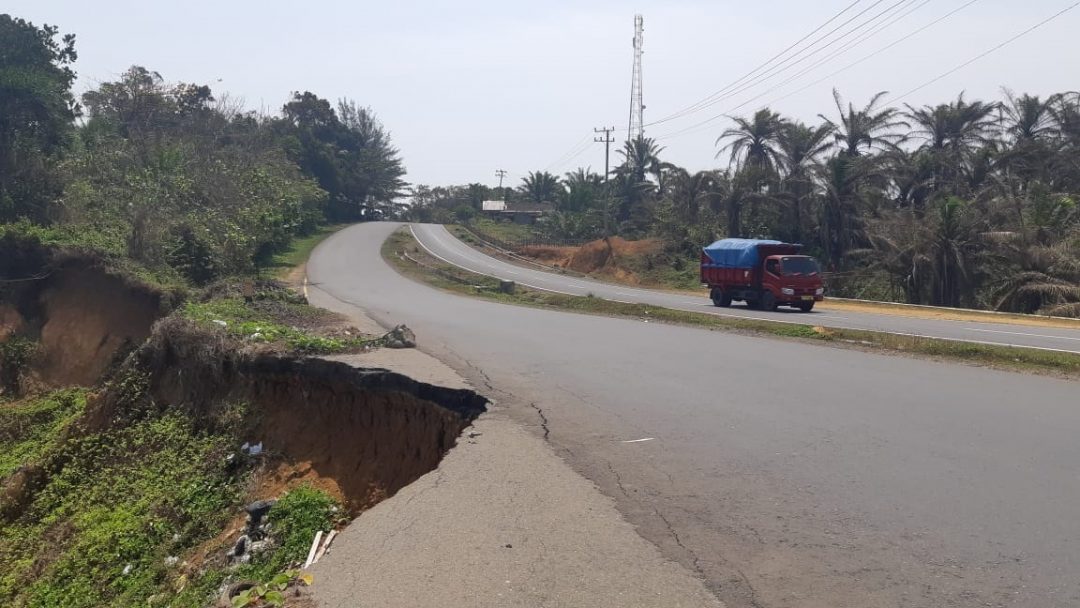 Jalan Longsor Intai Nyawa Pengendara