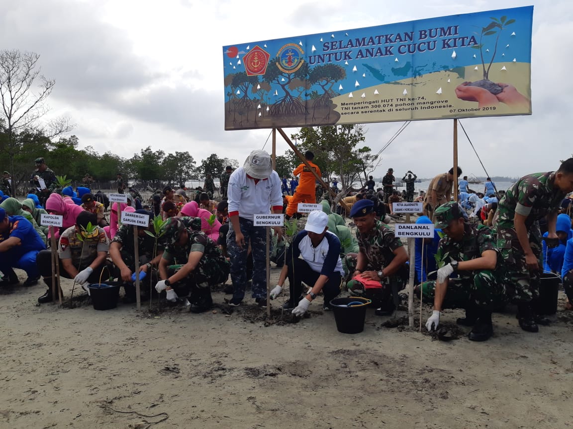 Selamatkan Bumi, Danlanal Pimpin Tanam 4.500 Mangrove