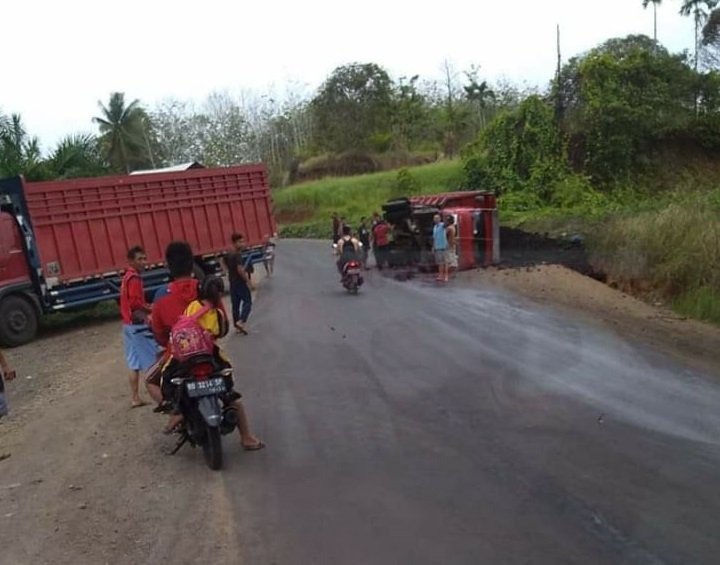 Diduga Patah As, Truk Batu Bara Terbalik