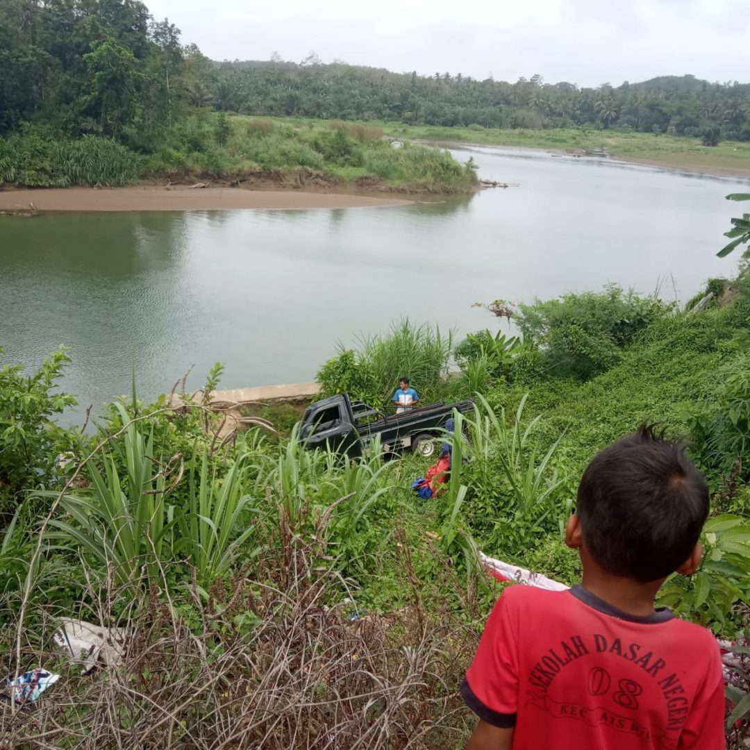 Mobil Pick Up Terjun ke Jurang