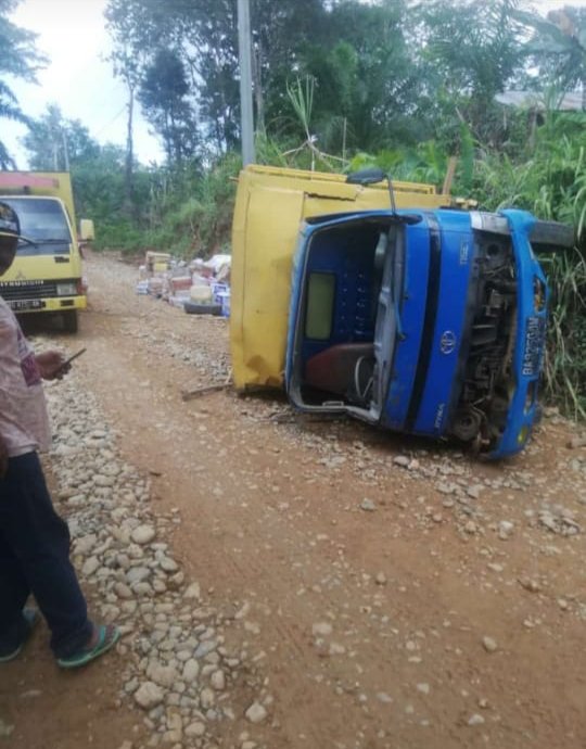 Ditinggal Sholat, Mobil Box Terguling