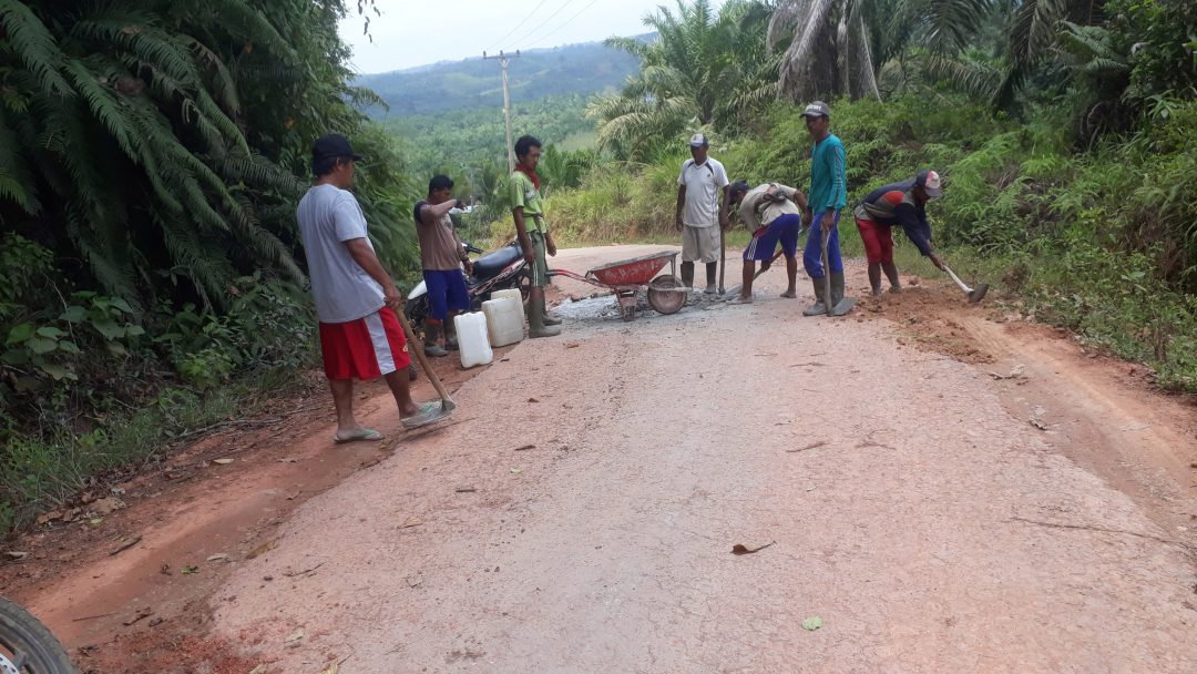 Warga Gunung Payung Perbaiki Jalan Kabupaten