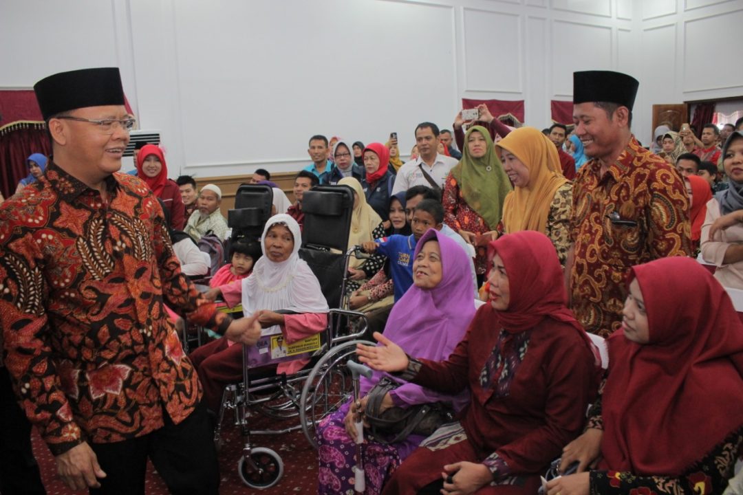 Gubernur Salurkan CSR Untuk Disabilitas dan Panti Asuhan