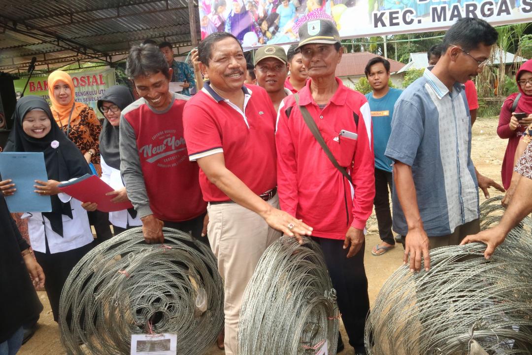 Poktan Dapat Bantuan Beronjong Babi