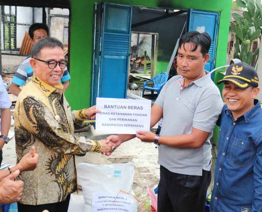 Turun Lapangan, Bupati dan Ketua DPRD Serahkan Bantuan