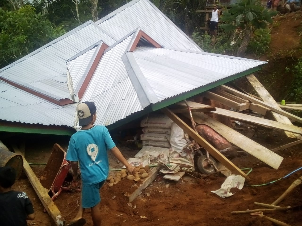 Rumah Ambruk, Pekerja Nyaris Tewas