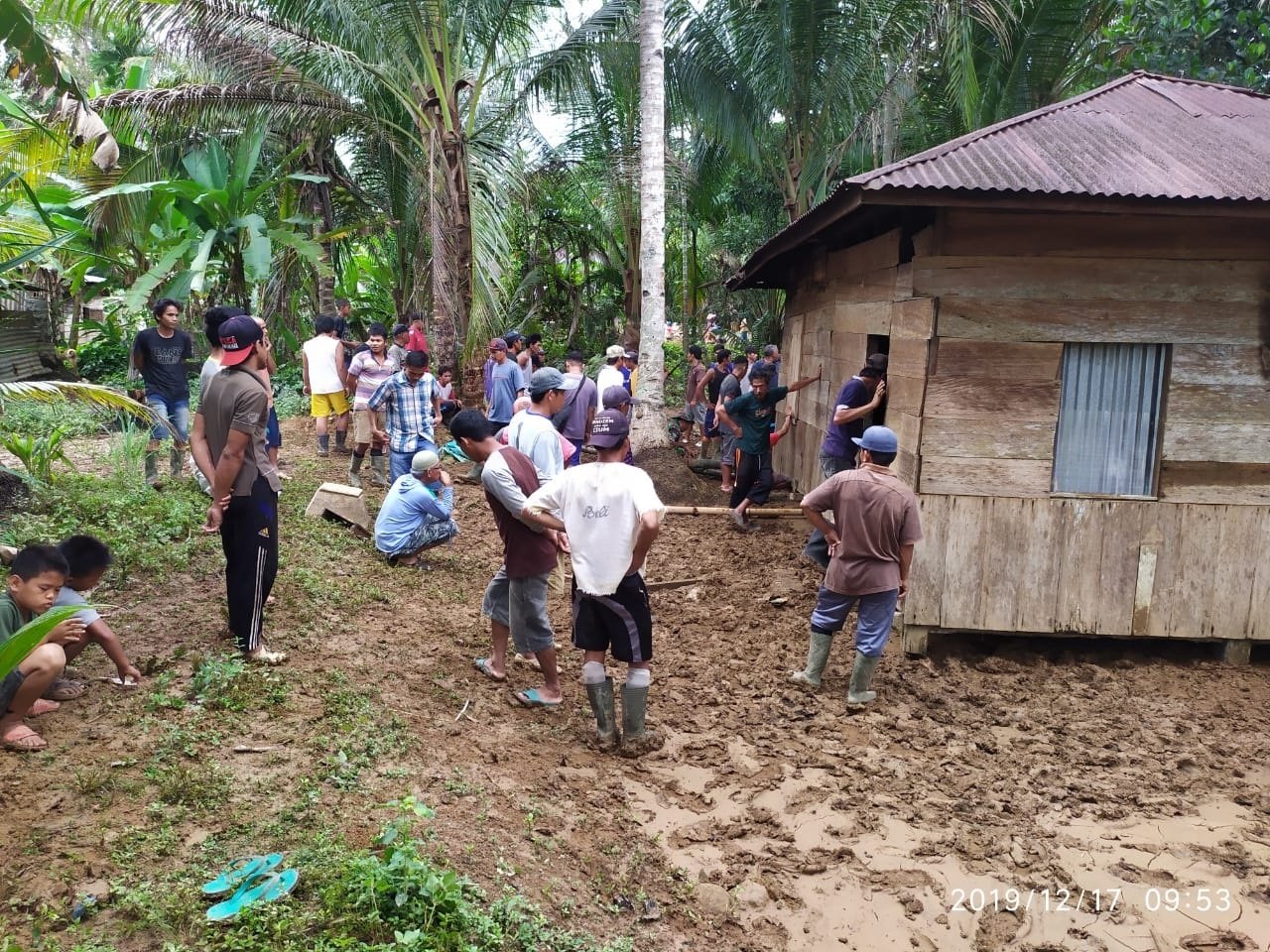 Warga Bergotongroyong Perbaiki Rumah