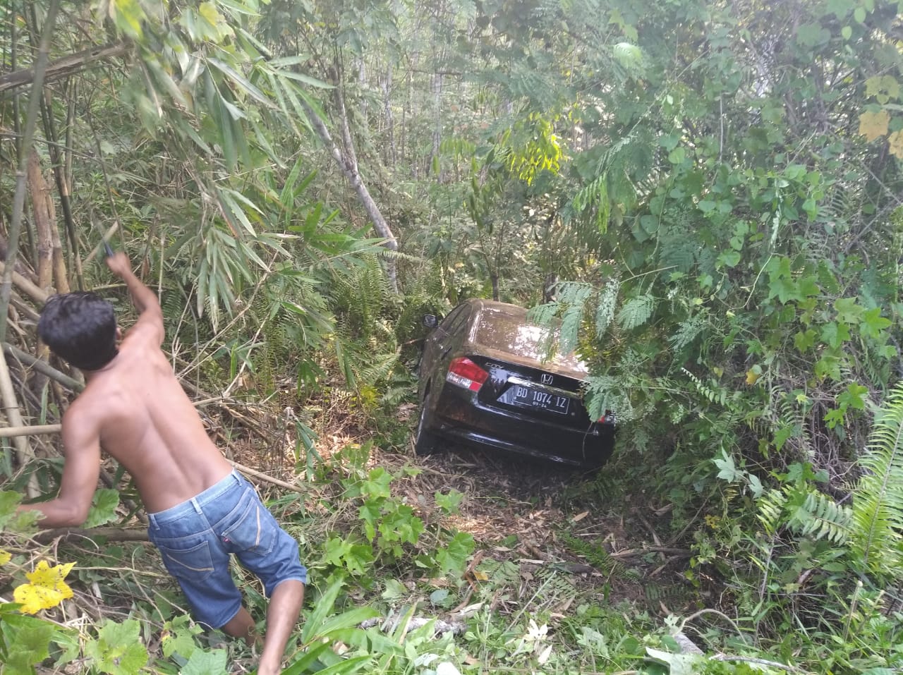 Honda City Terjun ke Jurang