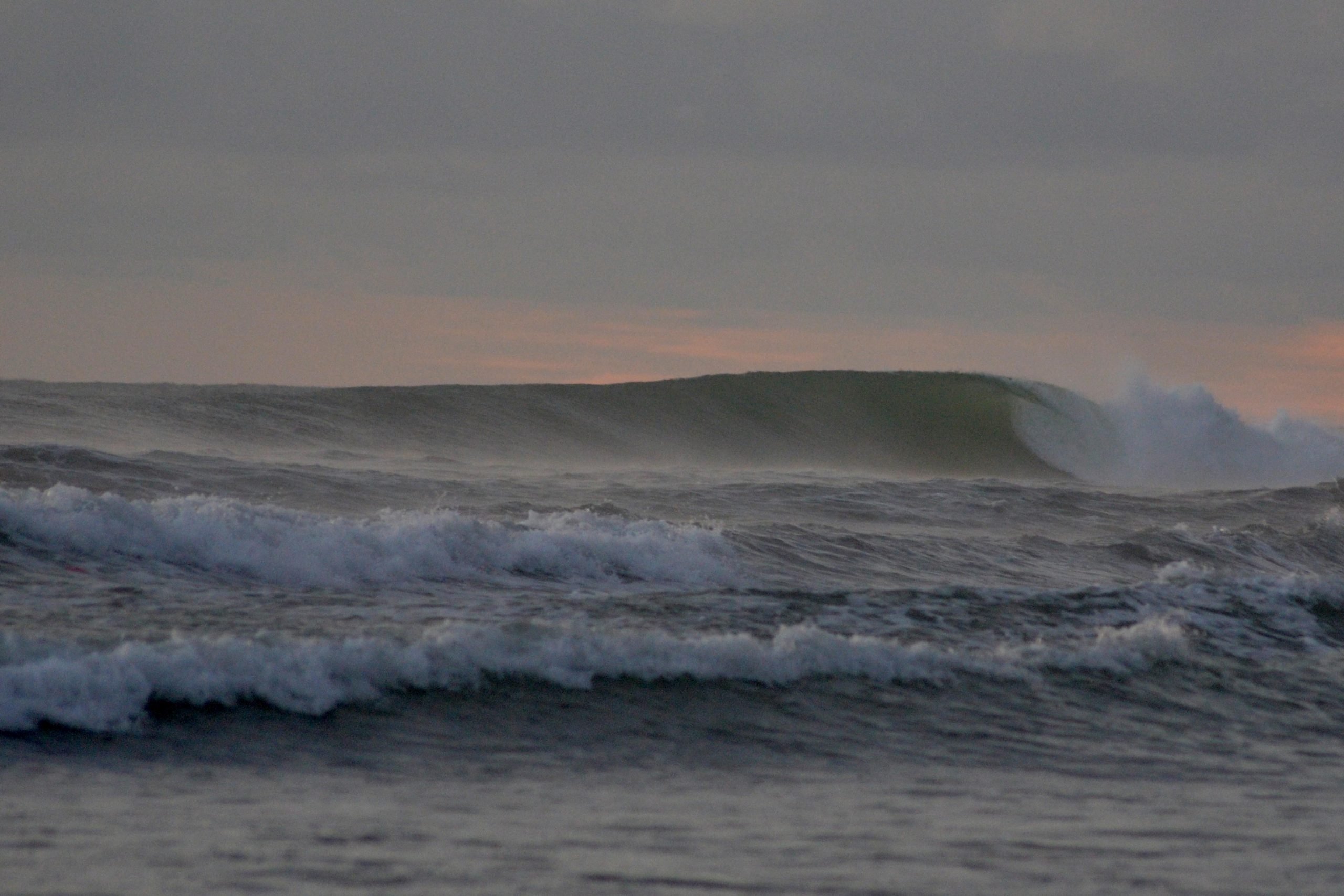 Gelombang Tinggi Landa Pantai BU