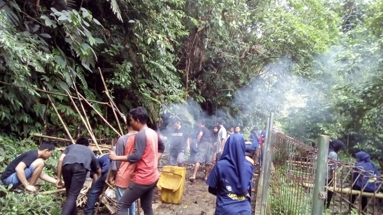 Jelang Deklarasi, SABU Bersama Karang Taruna Kemumu Bersihkan Palak Siring