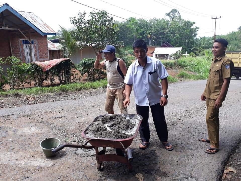 Tak Kunjung Dianggarkan, Warga Perbaiki Jalan Sendiri