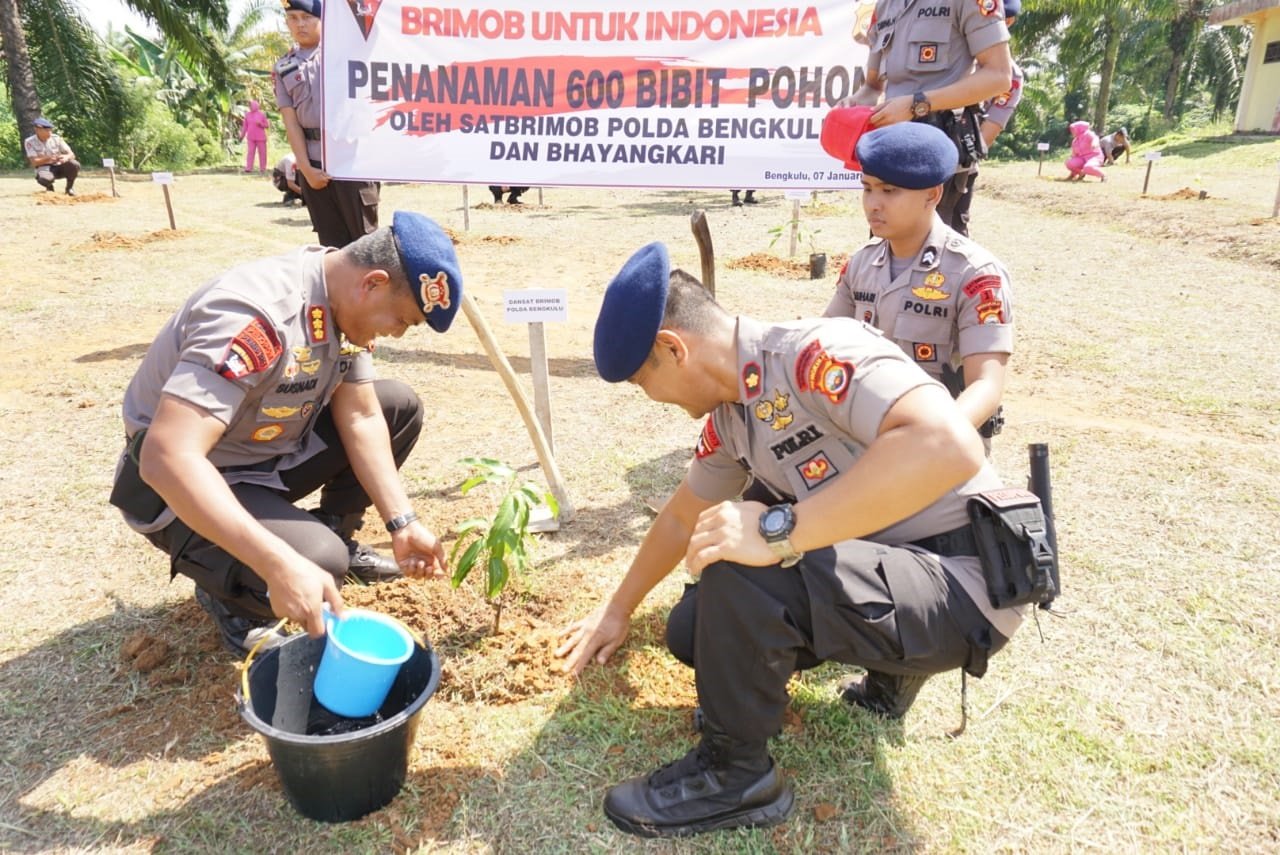 Tanam Bibit Pohon, Personil Brimob Diminta Merawat